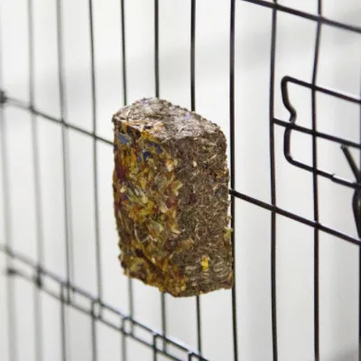 Piatră minerală cu fân piatră de ros cu suport Kerbl 35 g